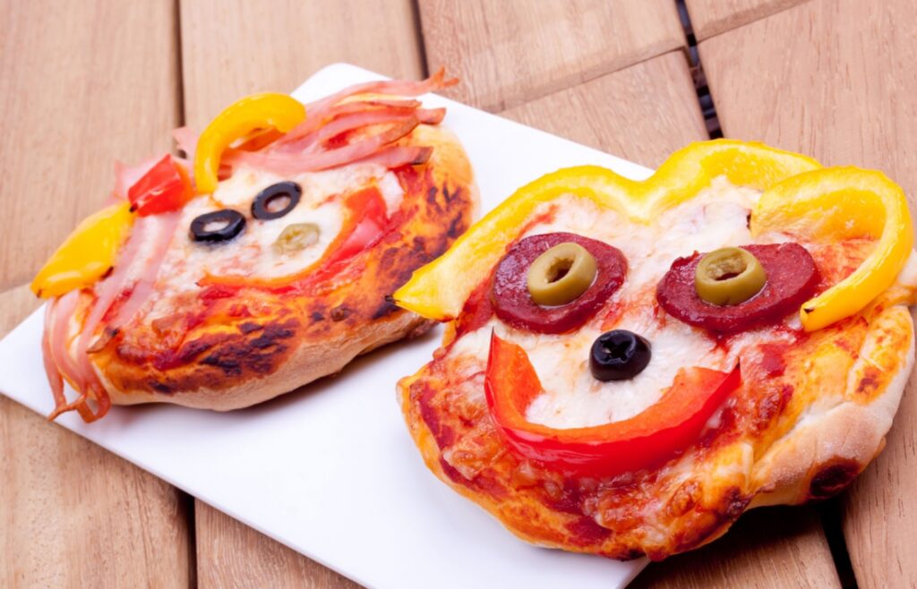 Mini-Pizzen mit lustigen Gesichtern - JUNIOR Deutschland